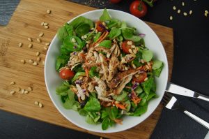 Pulled Chicken Filetstreifen auf Salat