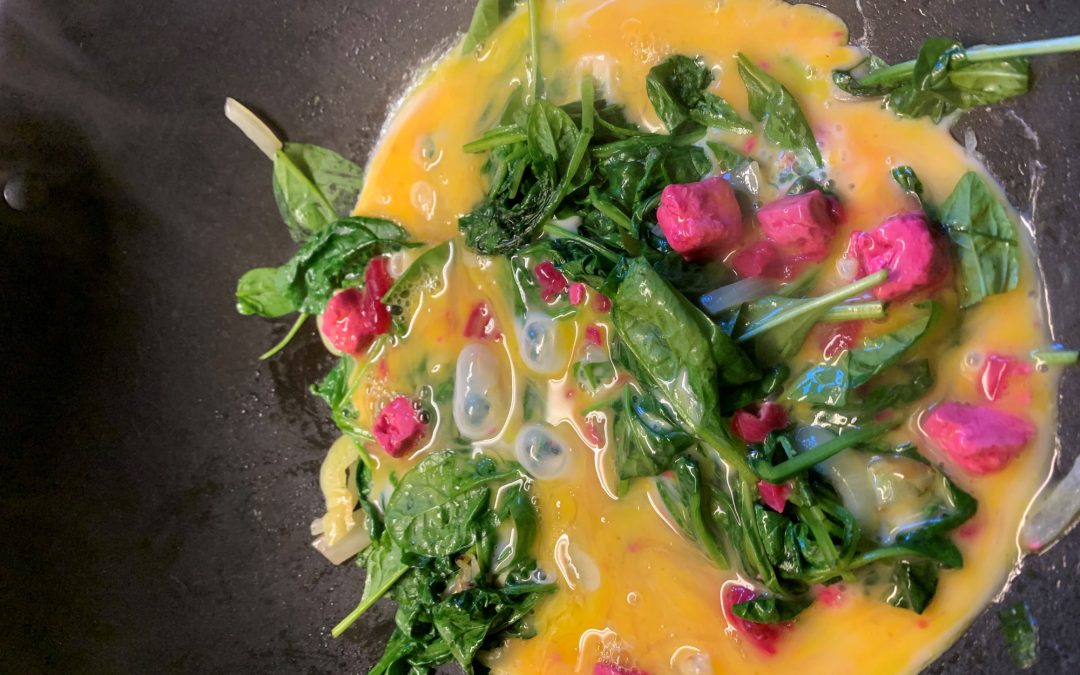 Farbenfrohes Omelette mit Spinat und rote Beete